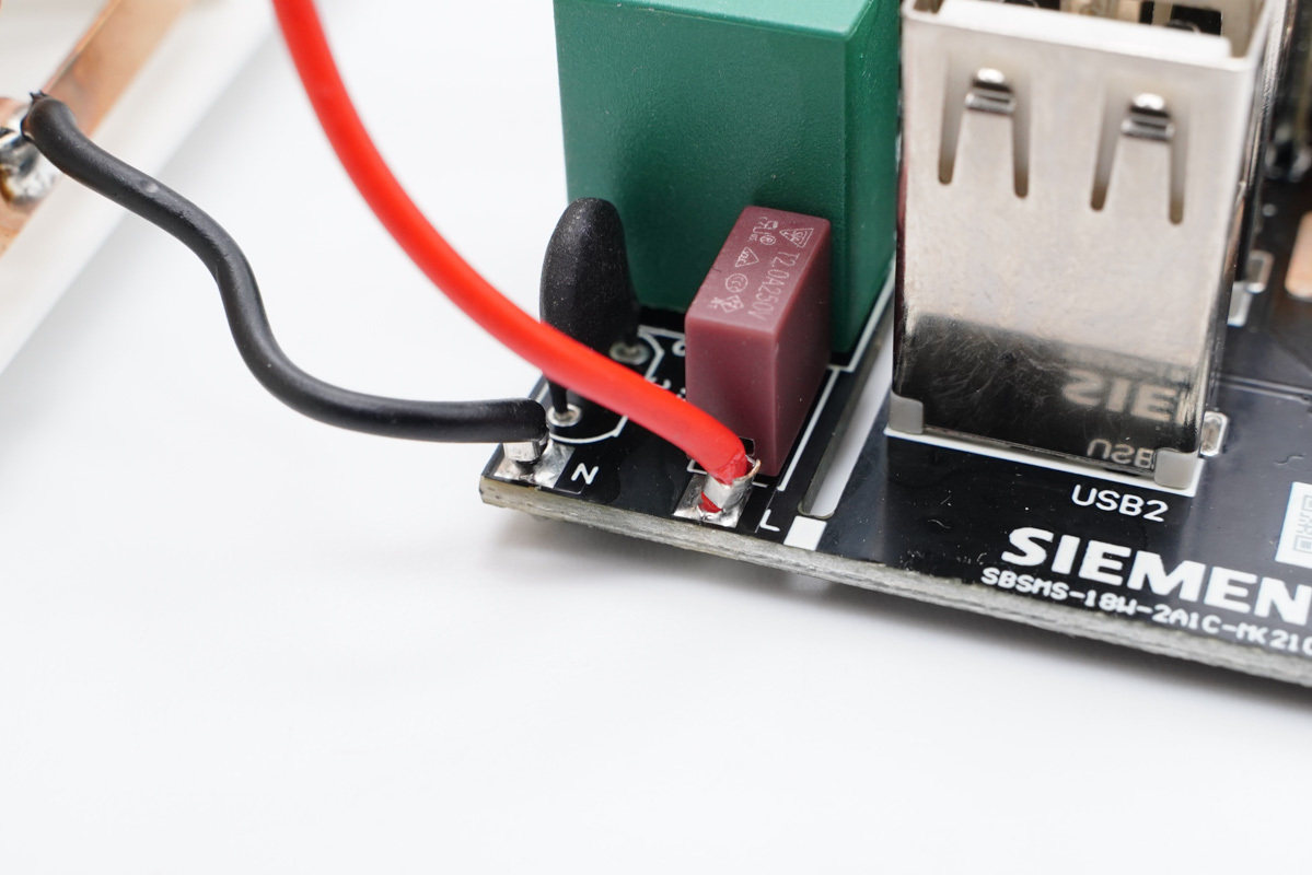拆解报告：SIEMENS西门子20W快充品字型插座-充电头网