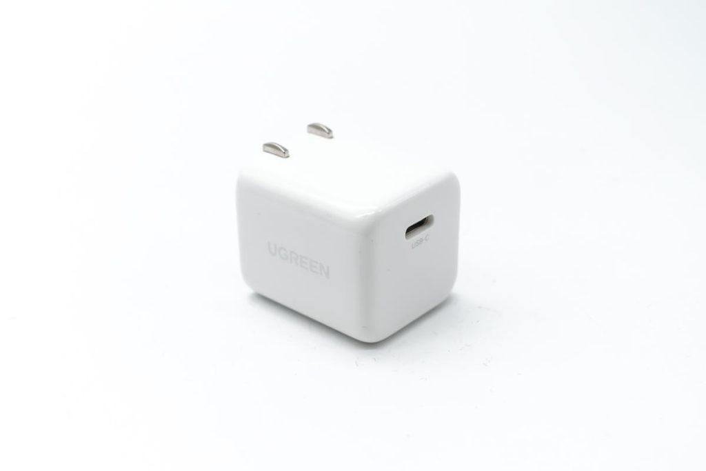 苹果官方认证，原汁原味的MagSafe充电体验，绿联磁吸无线充电器评测-充电头网