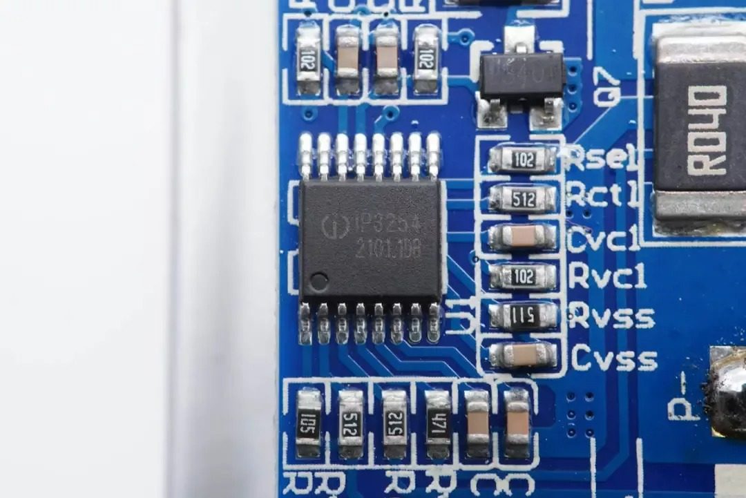 英集芯推出IP3254多串锂电池保护芯片，支持3-4串应用-充电头网