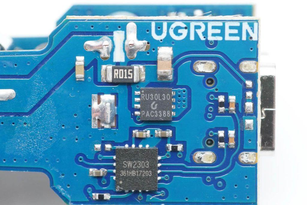 拆解报告:UGREEN绿联40W双C口快充车充-充电头网