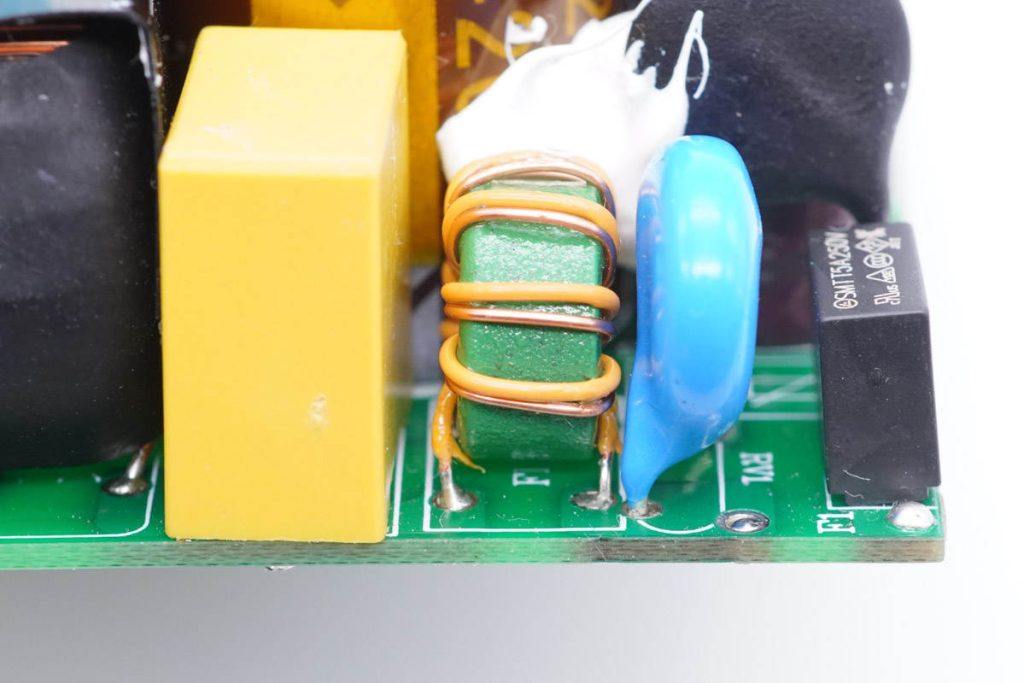 内置 TP44100SG 合封氮化镓开关管，泰高技术推出市面首款 240W 氮化镓 USB PD3.1多口快充电源参靠考设计-充电头网