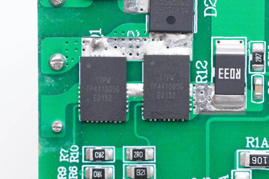 内置 TP44100SG 合封氮化镓开关管，泰高技术推出市面首款 240W 氮化镓 USB PD3.1多口快充电源参靠考设计-充电头网