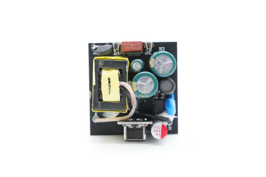 拆解报告:品硕30W PD快充充电器P023-充电头网