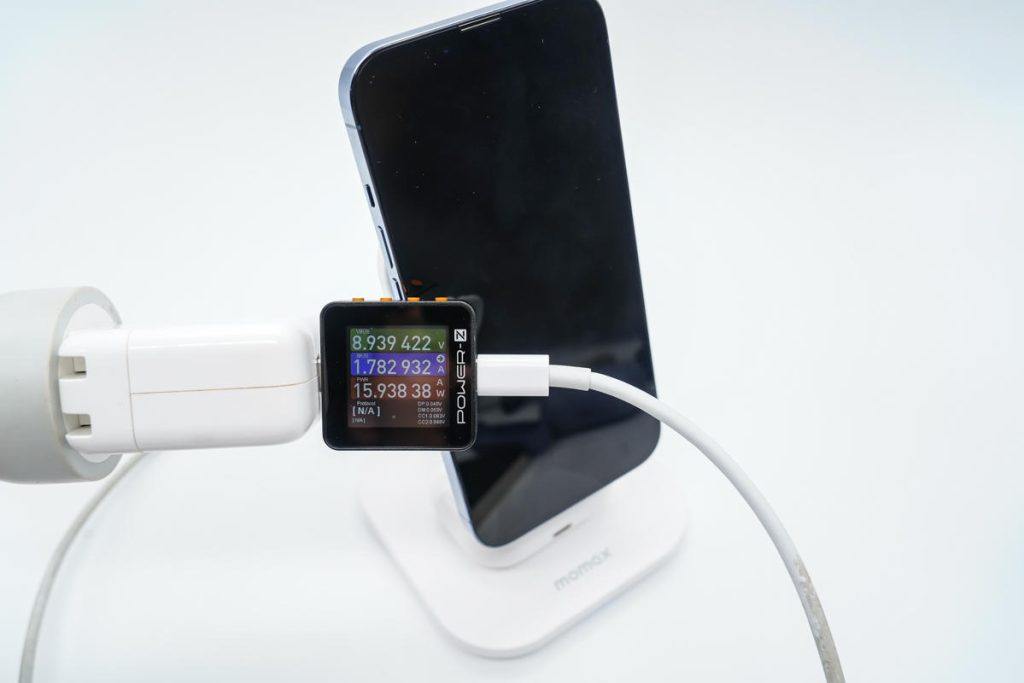 MagSafe磁吸新方式，MOMAX 二合一磁吸无线充电器评测-充电头网