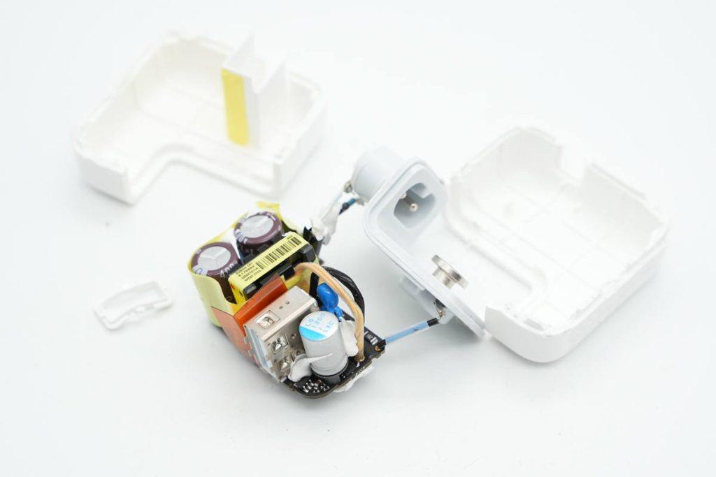 拆解报告：Apple苹果12W USB-A充电器A2167-充电头网