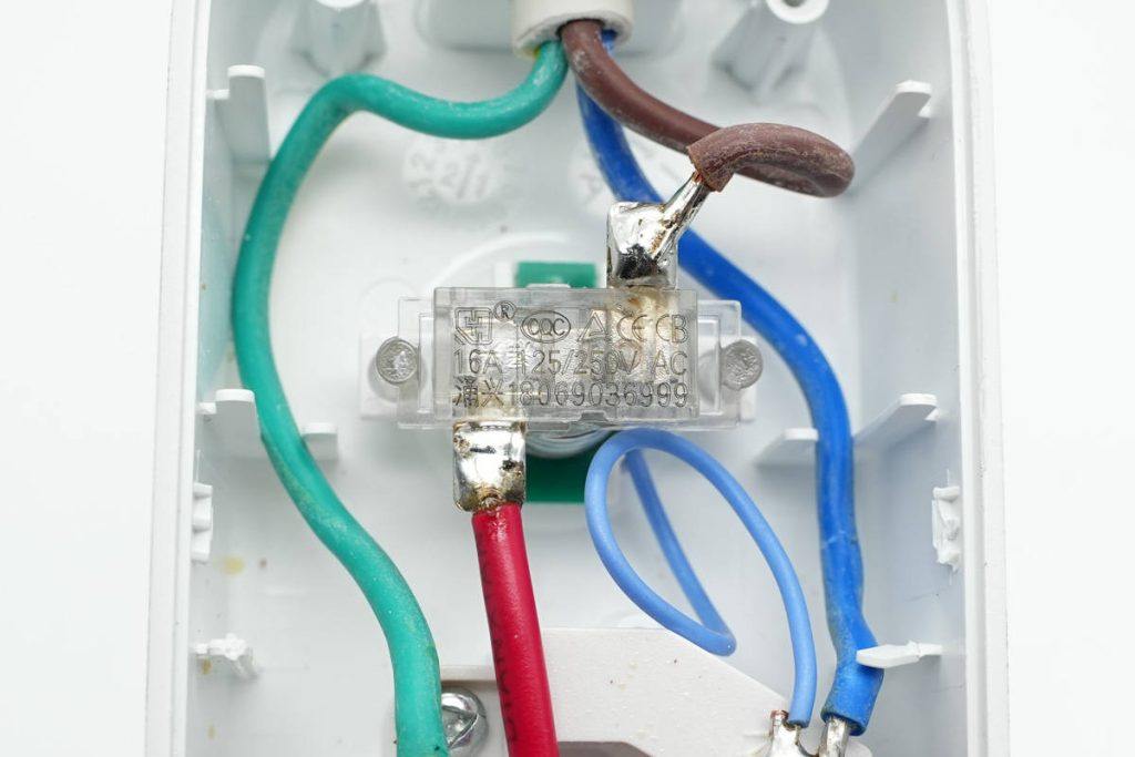拆解报告：aigo 4000W大功率延长线插座AC0201D-充电头网