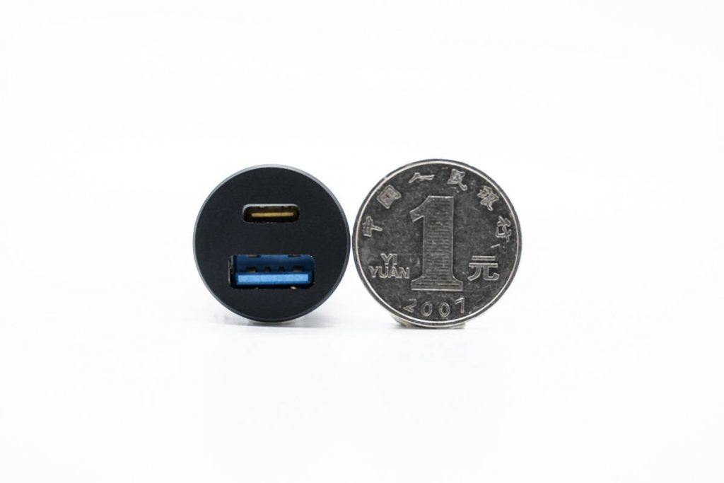硬币大小的MINI氮化镓升降压车载充电器，首诺信65W车充测评-充电头网