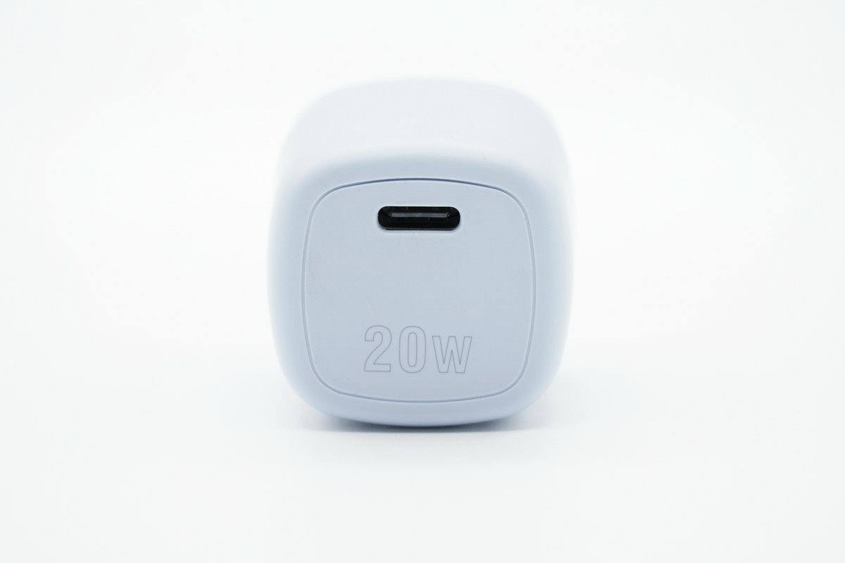 华科生推出20W迷你充，小巧便携，适配iPhone系列使用-充电头网