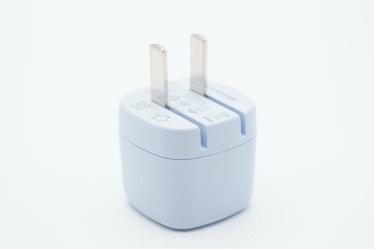 华科生推出20W迷你充,小巧便携,适配iPhone系列使用-充电头网