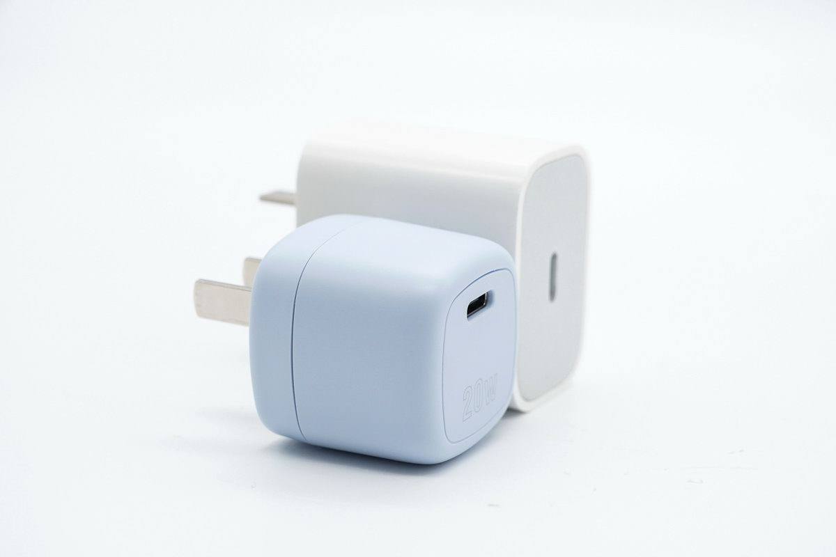 华科生推出20W迷你充,小巧便携,适配iPhone系列使用-充电头网