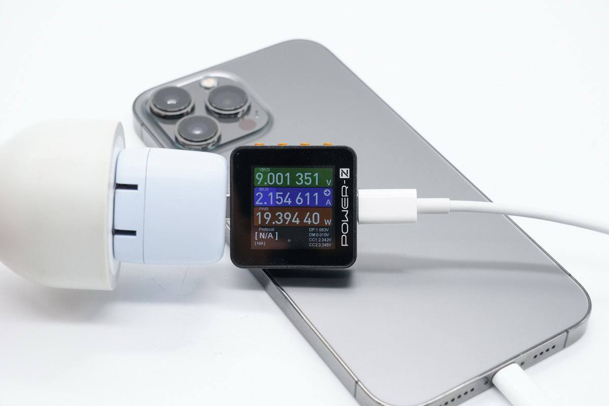 华科生推出20W迷你充,小巧便携,适配iPhone系列使用-充电头网