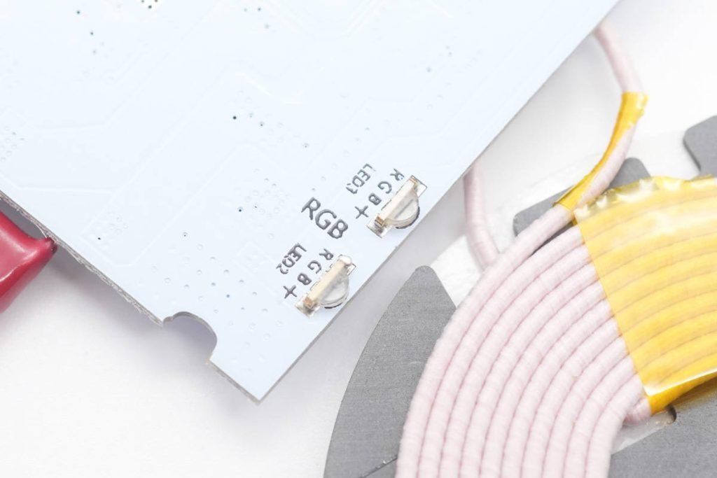 拆解报告：AWKICI RGB幻彩电竞无线充鼠标垫-充电头网