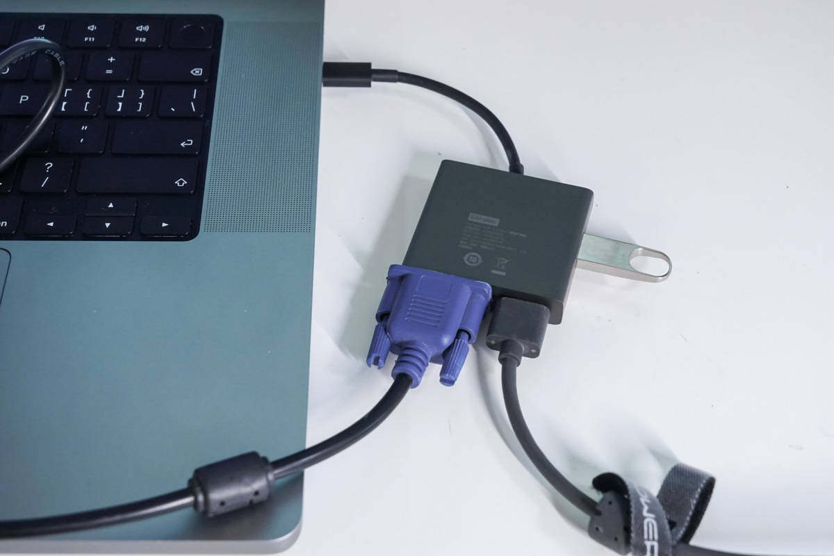 自带USB-C线材，旧款显示器焕新生，联想thinkplus USB-C 三合一便携扩展器评测-充电头网