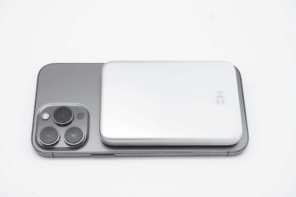 ZMI 5000mAh磁吸无线充电宝评测：磁吸iPhone皆可用，出行第二块电池-充电头网