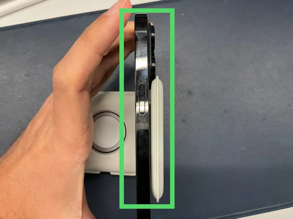 [图]iPhone 14 Pro虽可兼容MagSafe Duo充电器 但无法平放-充电头网