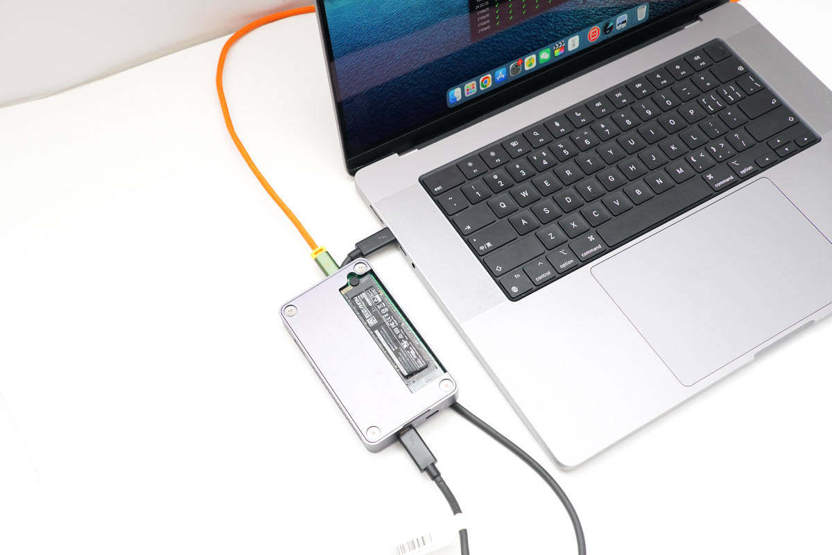 新款M2 MacBook Pro笔记本存储不够怎么办？致态TiPlus7100 固态硬盘外置性能实测-充电头网