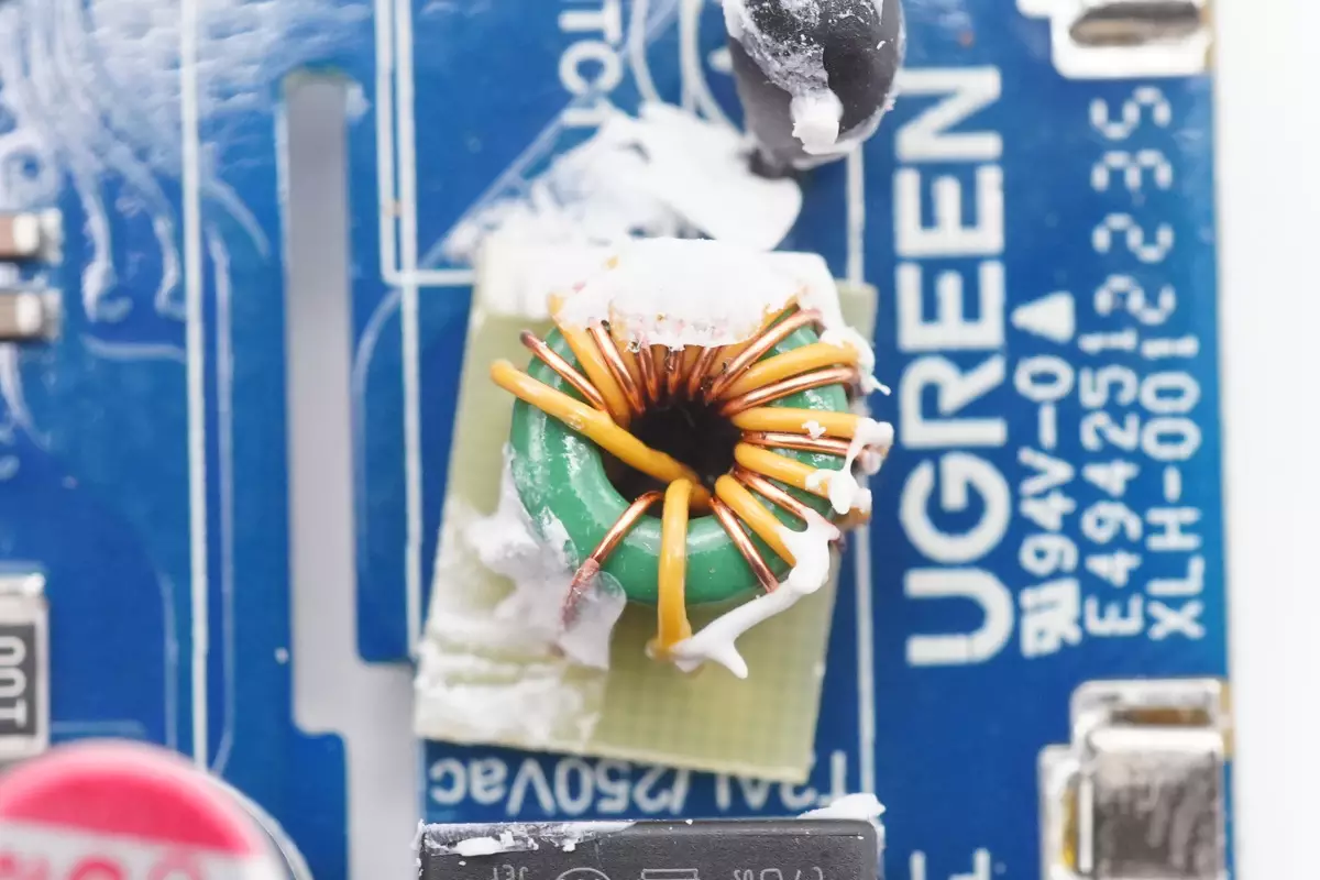 拆解报告：UGREEN绿联30W氮化镓快充充电器CD319-充电头网