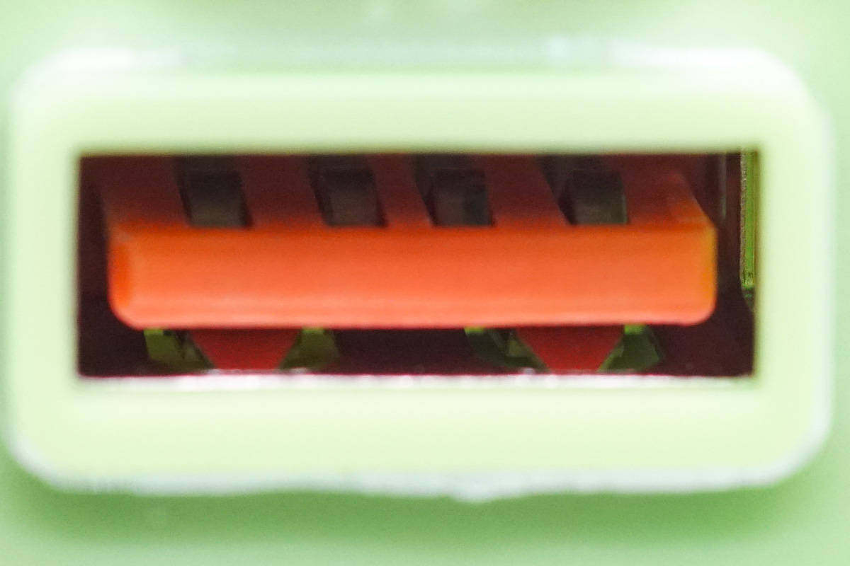 充电宝款“绿水鬼”，透明科技赛博风充电宝实测-充电头网