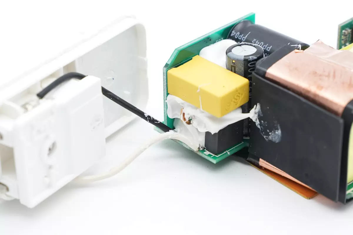 拆解报告:mophie 67W USB-C氮化镓充电器-充电头网
