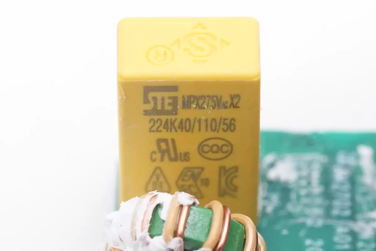 拆解报告：mophie 67W USB-C氮化镓充电器-充电头网