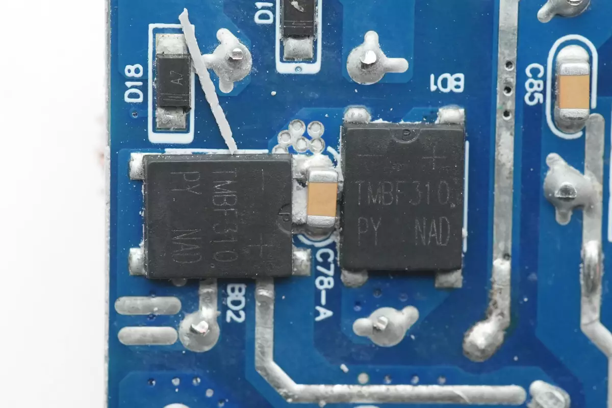 拆解报告：MOMAX摩米士100W 4C2A六口氮化镓无线桌面充电器UM28-充电头网