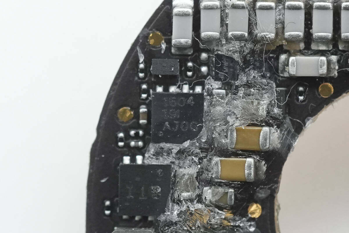 拆解报告:MOMAX摩米士USB-C磁吸无线充电器UD28-充电头网