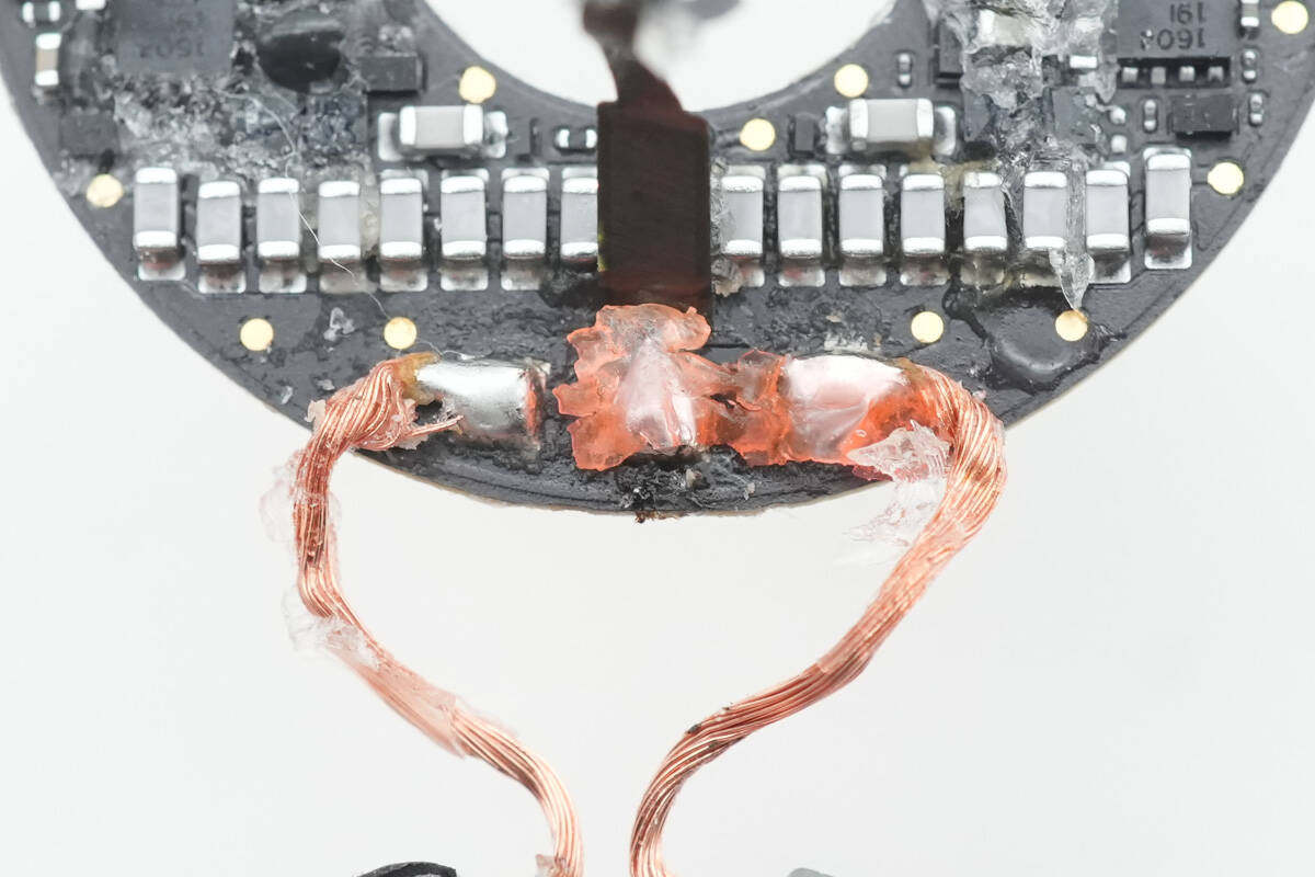 拆解报告:MOMAX摩米士USB-C磁吸无线充电器UD28-充电头网