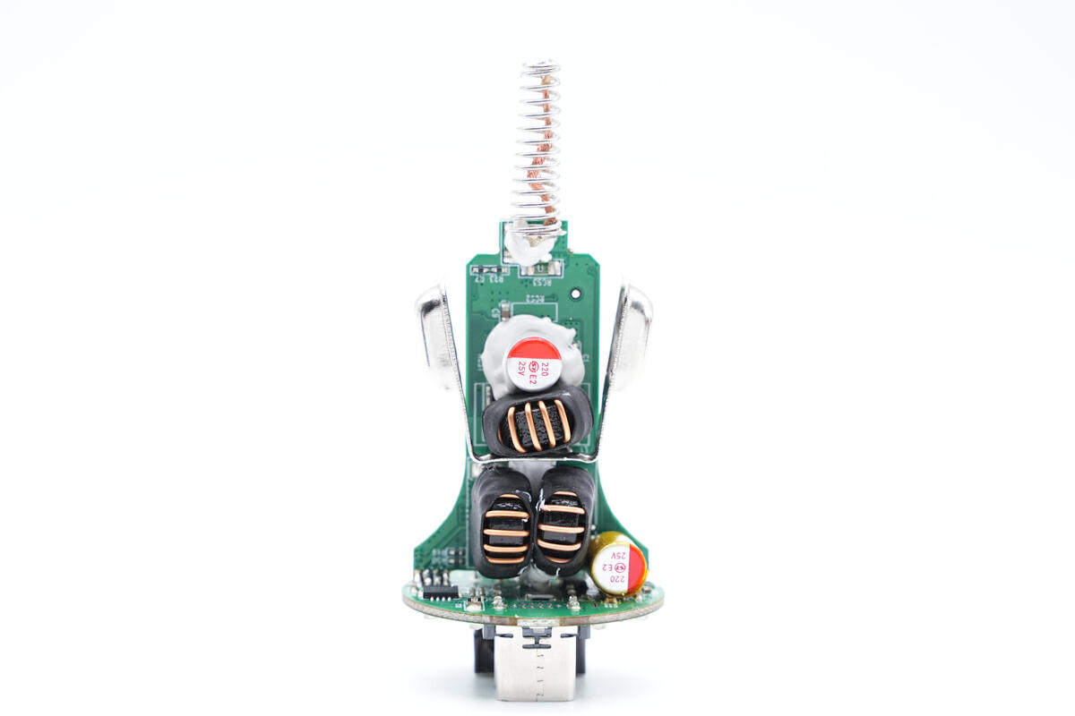 拆解报告:MOMAX摩米士100W 2C1A快充车充UC17-充电头网