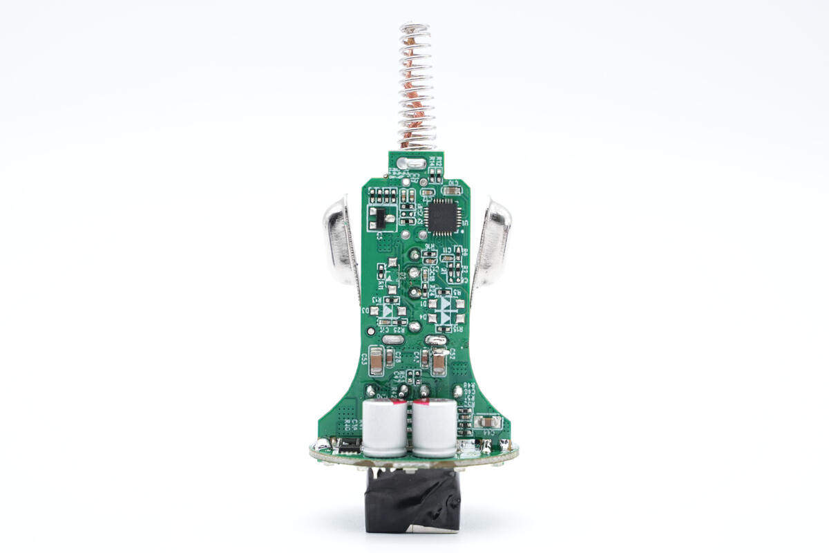 拆解报告:MOMAX摩米士100W 2C1A快充车充UC17-充电头网