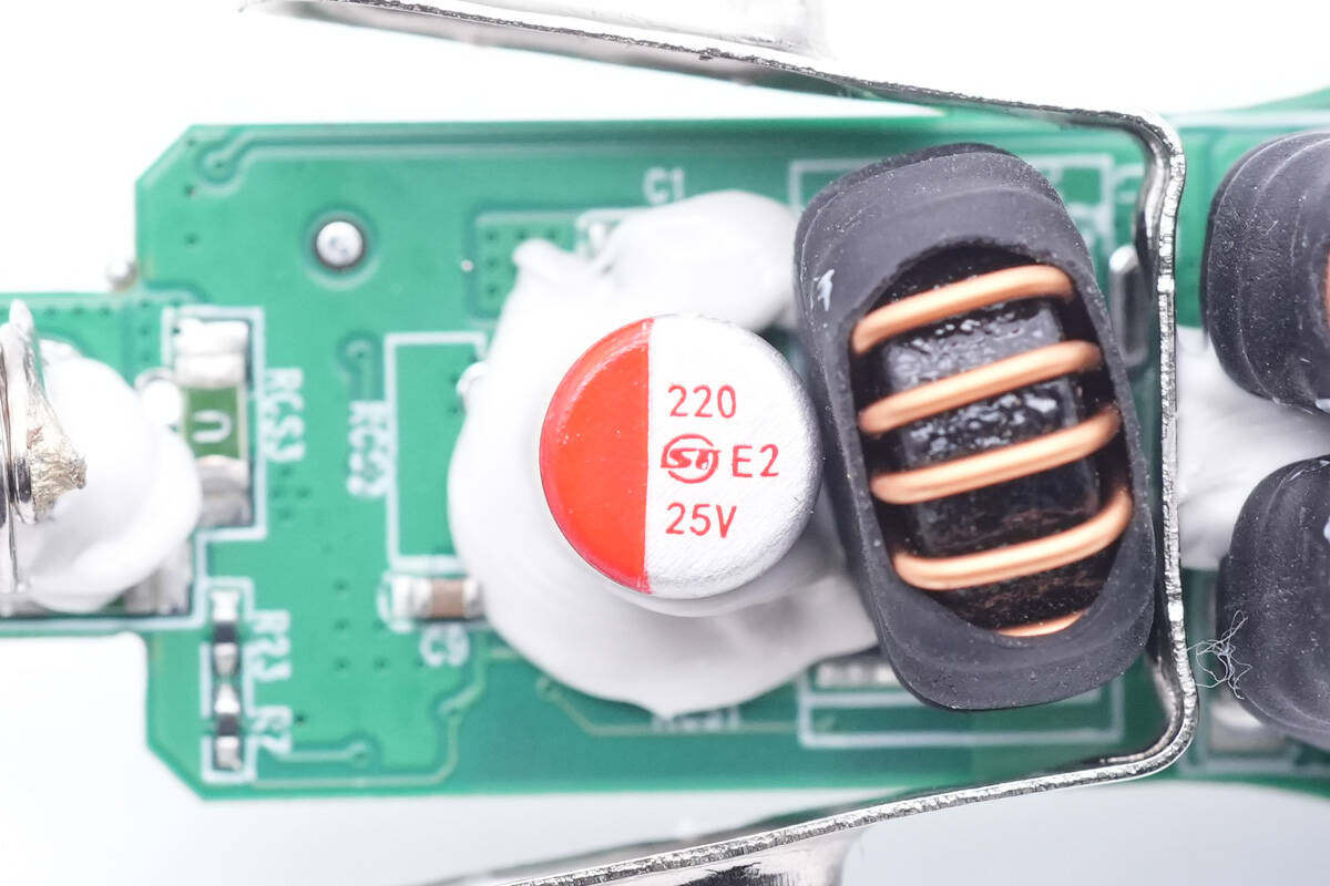 拆解报告:MOMAX摩米士100W 2C1A快充车充UC17-充电头网