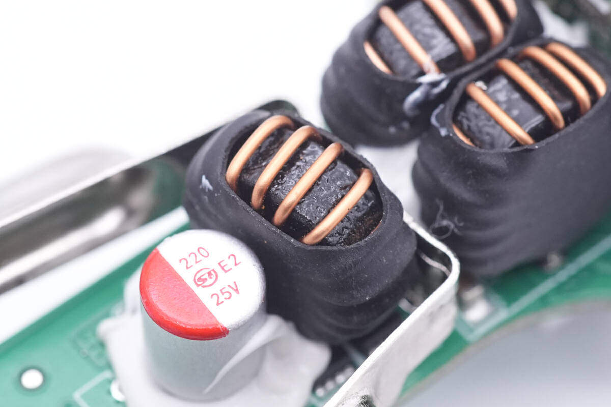 拆解报告:MOMAX摩米士100W 2C1A快充车充UC17-充电头网