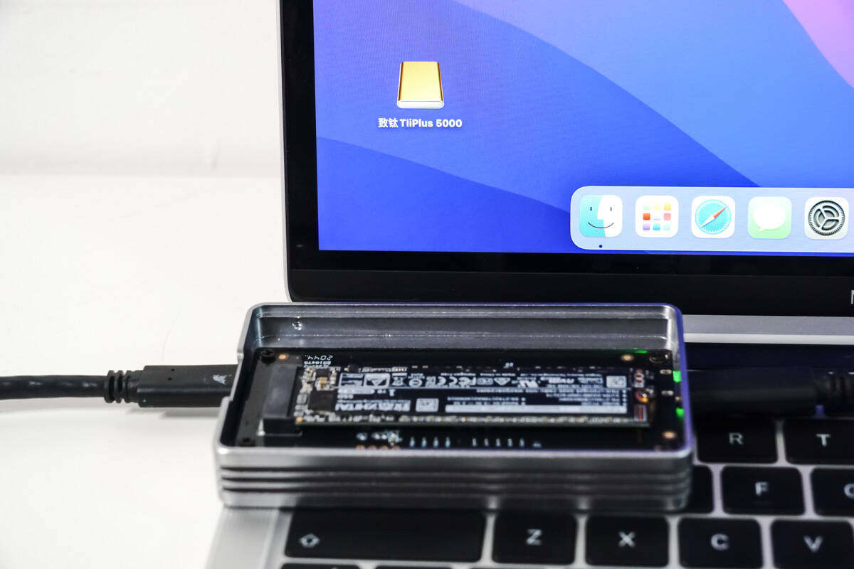 阿卡西斯USB4硬盘盒评测：内置致态TiPlus5000固态硬盘测试-充电头网