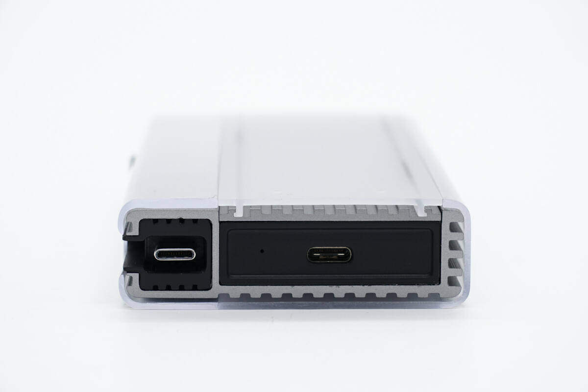 真 USB4 SSD硬盘盒，超越雷电 3 SSD驱动器，ZikeDrive USB4 固态硬盘盒评测-充电头网