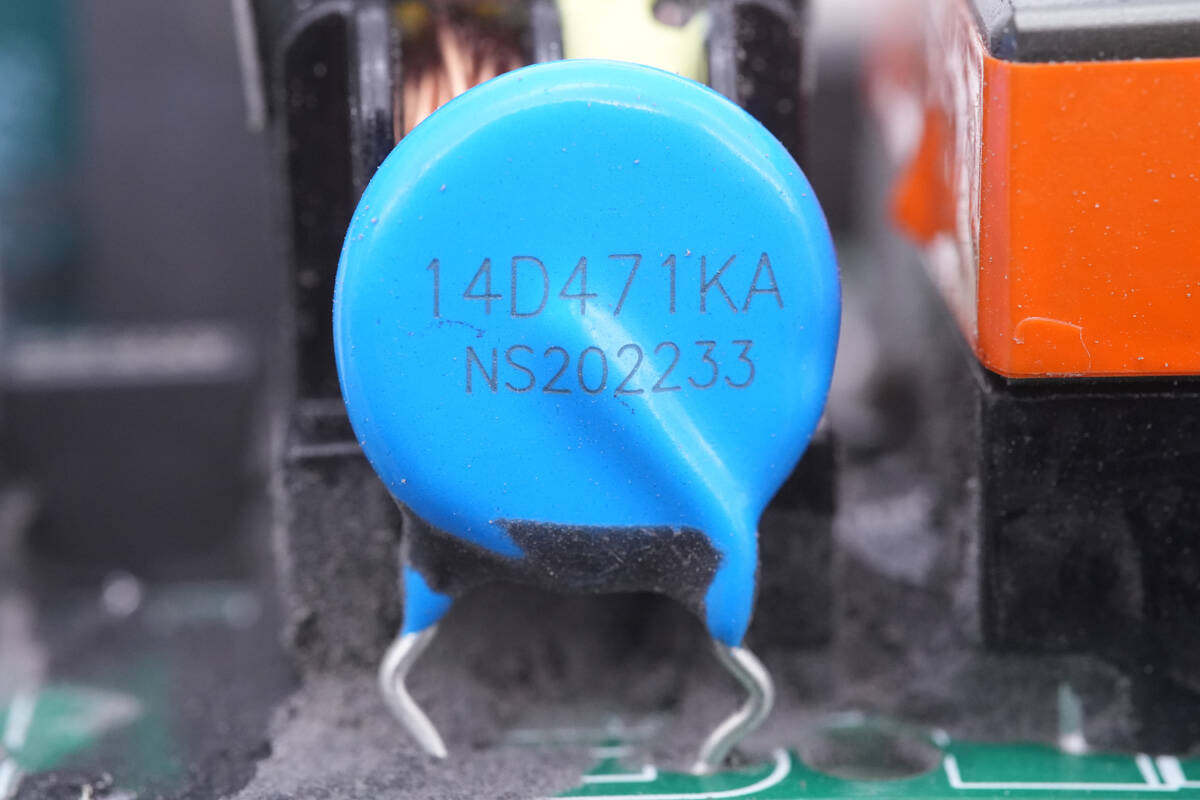 拆解报告：yadea雅迪144W铅酸蓄电池充电器DZQS4830-01-充电头网