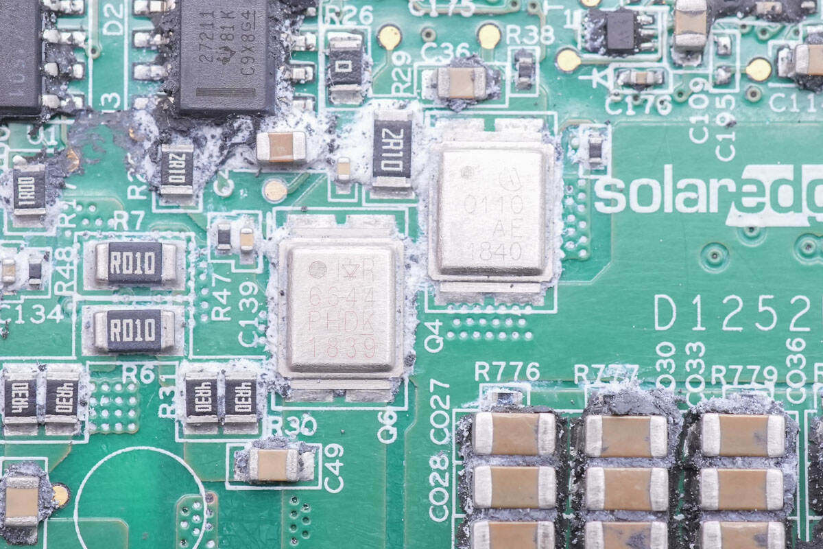 拆解报告：SolarEdge 700W太阳能电池功率优化器-充电头网