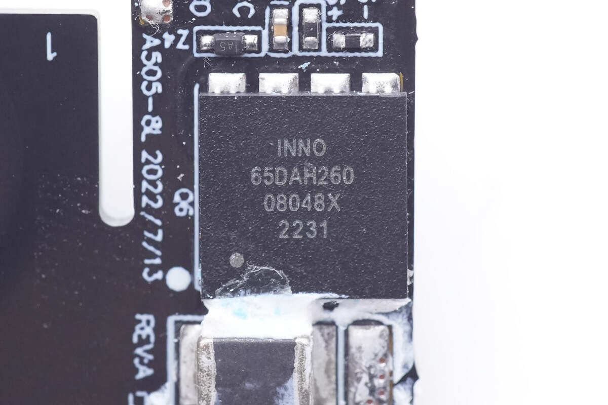 内置英诺赛科定制氮化镓芯片，iQOO手机原装120W超快迷你闪充拆解-充电头网