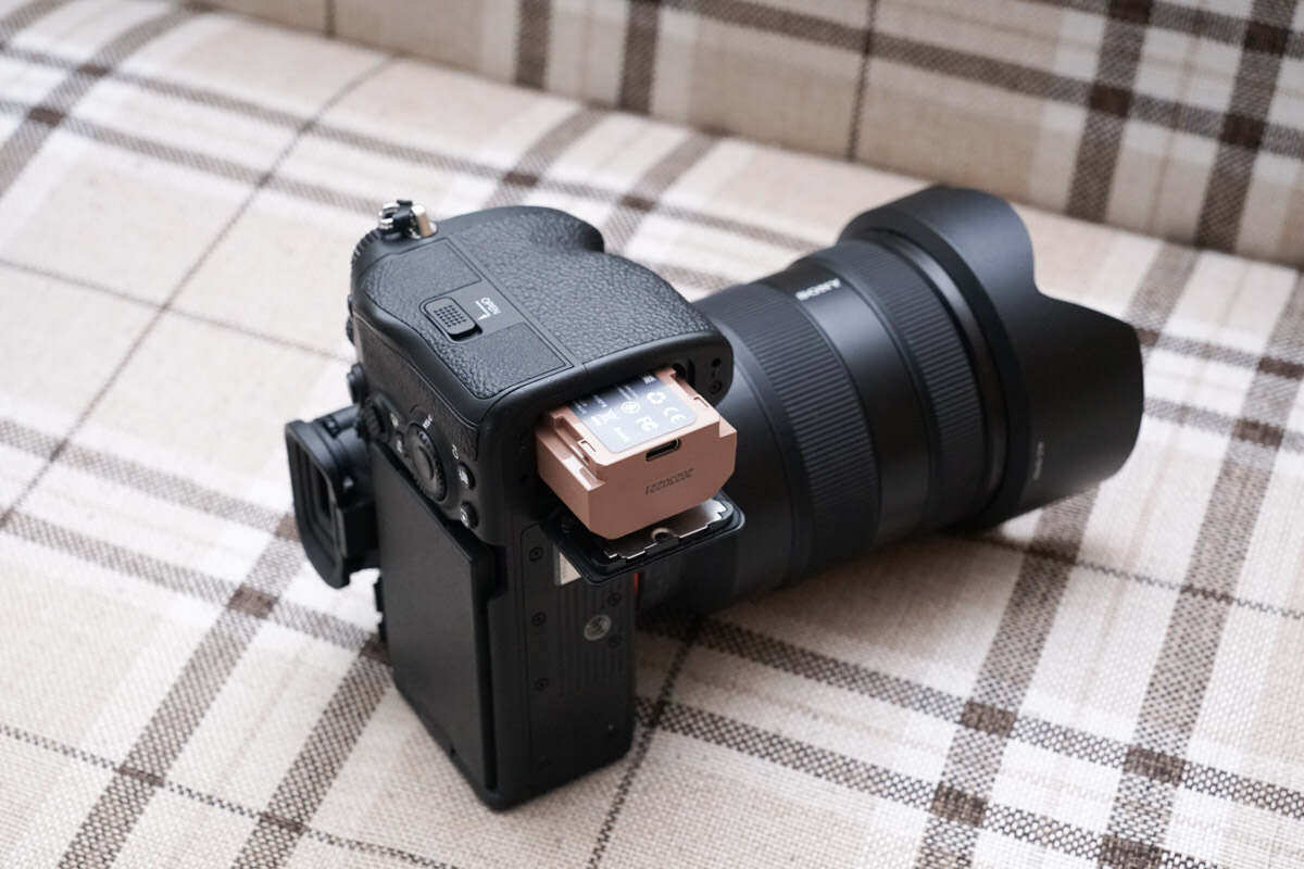 可适配 A7M4 相机的平替款电池，绿巨能 索尼 FZ100（Type-C）相机电池评测-充电头网