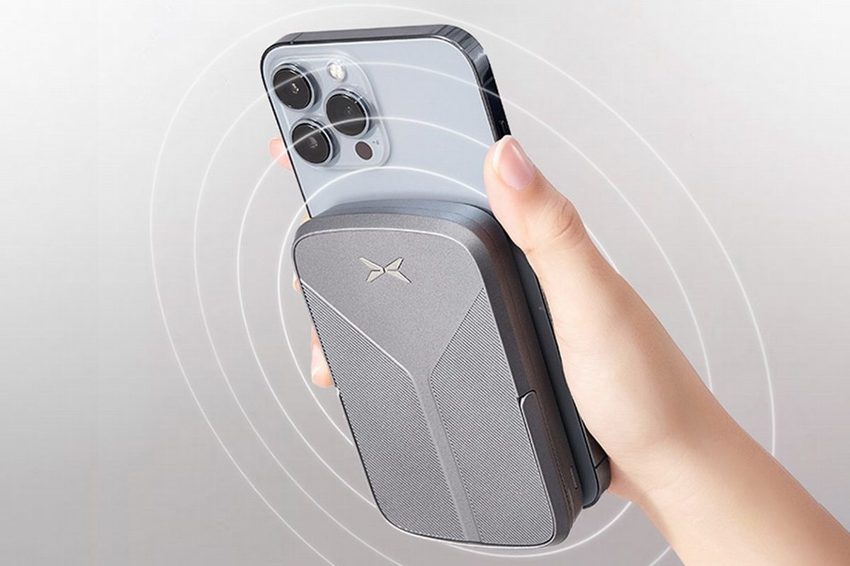 小鹏推出口袋充电宝，半透明设计，20W快充+磁吸无线充-充电头网