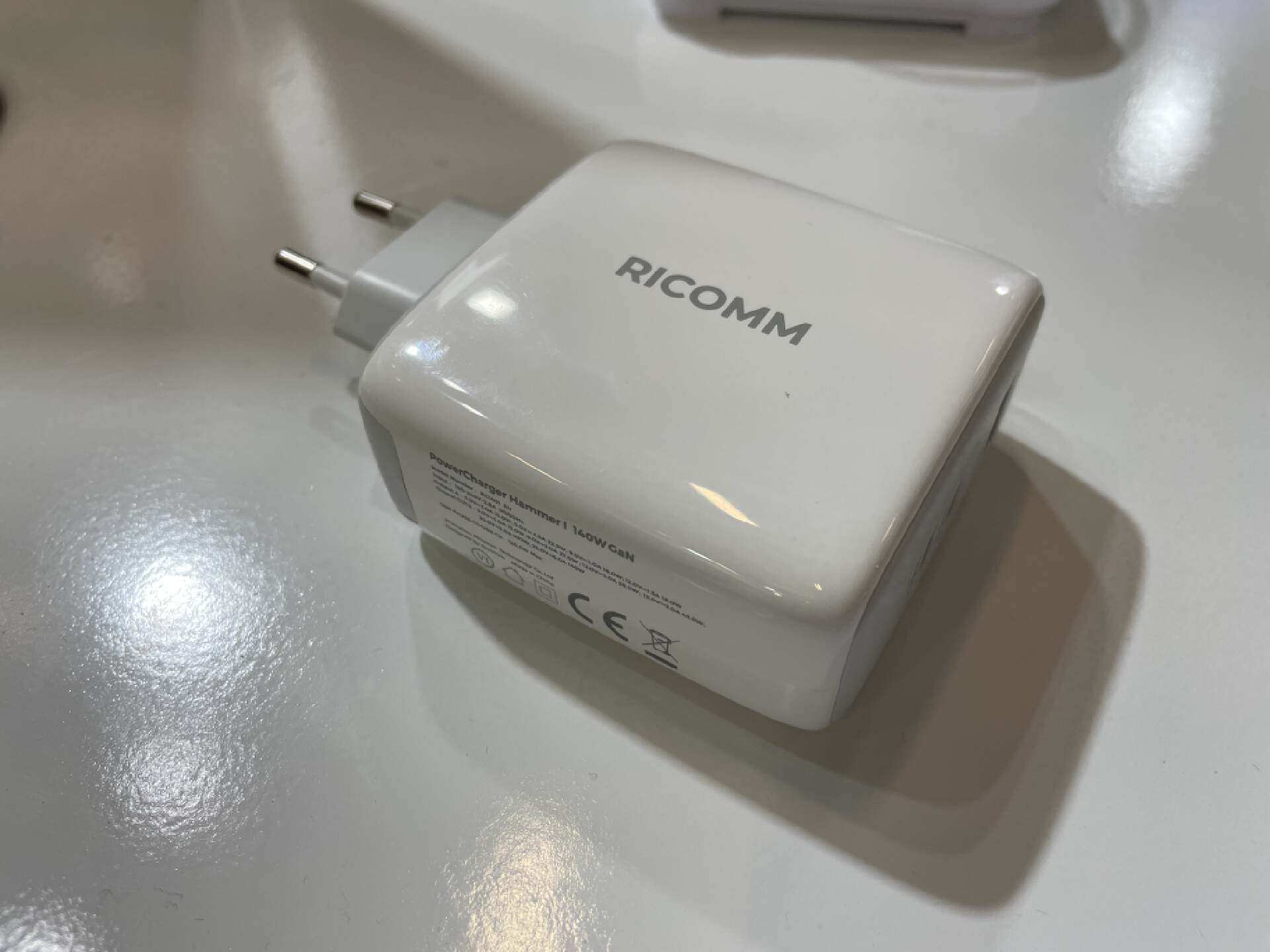 一插多充，智能分配功率，RICOMM推出支持PD3.1 140W氮化镓充电器RC1401-充电头网