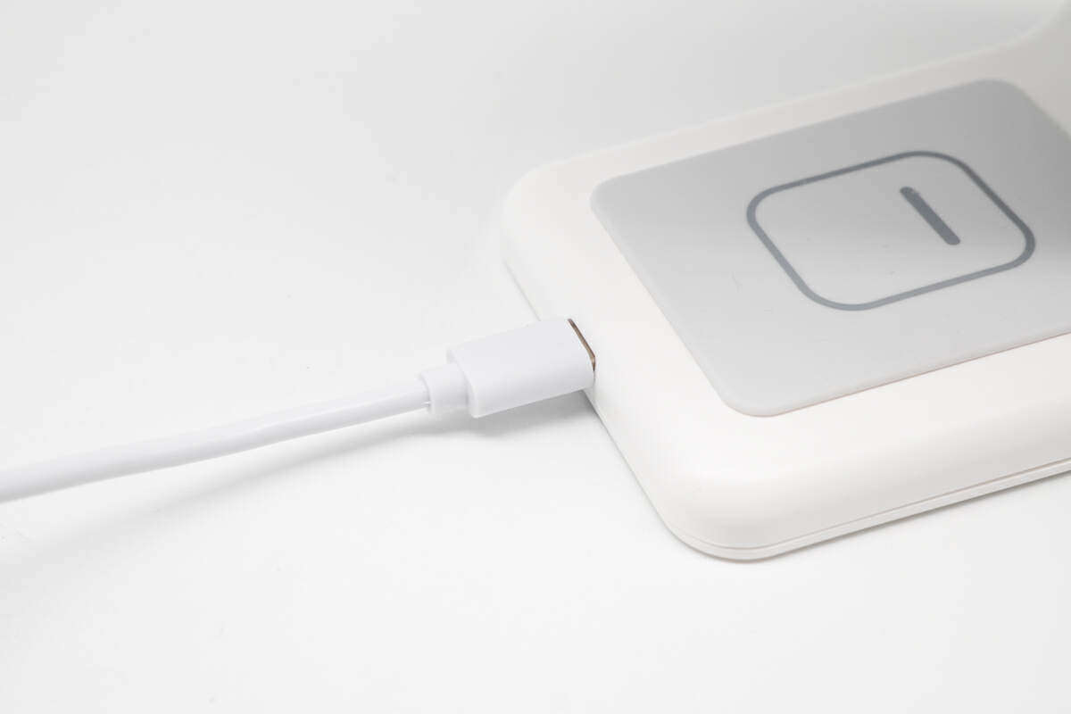 评测MANLAB 磁吸无线充电底座：苹果三件套充电，简约桌面新选择-充电头网